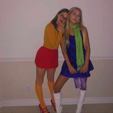 Halloween matching girlfriends costume Halloween Costume Ideas Best Friends, Costume Ideas Best Friends, College Halloween Costume Ideas, Velma Costume, Emily Skinner, College Halloween Costume, Daphne Costume, Matching Halloween Costumes, People Group