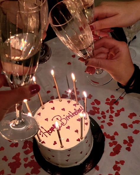 21 Birthday Celebration, Birthday Party Pictures Aesthetic, Birthday Outfits Restaurant, 22nd Birthday Ideas Red, Birthday Week Aesthetic, 21sr Birthday Aesthetic, Birthday Aethstetic, 25 Birthday Dinner, Romantic Birthday Party