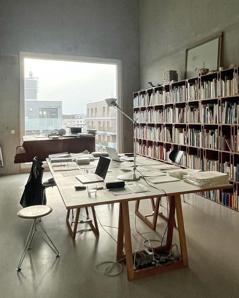 industrial Worldwide (@industrialkonzept) • Instagram photos and videos Industrial Design Studio Workspace, Design Atelier, Design Agency Office, Architect Studio, Architecture Studio Workspace Home, London Office, Architecture Studio Workspace, Industrial Home Office, Industrial Office Architecture