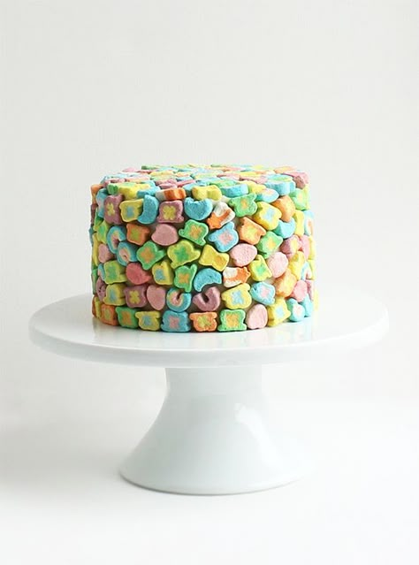 Lucky Charms Cake | Lucky Charms recipes, St. Patrick's Day dessert, St. Patrick's Day ideas and more from @cydconverse Lucky Charms Recipes, Lucky Charms Cake, Lucky Charms Cereal, Colorful Cake, Pastel Cupcakes, Toasted Oats, Gateaux Cake, Lucky Charms, Betty Crocker