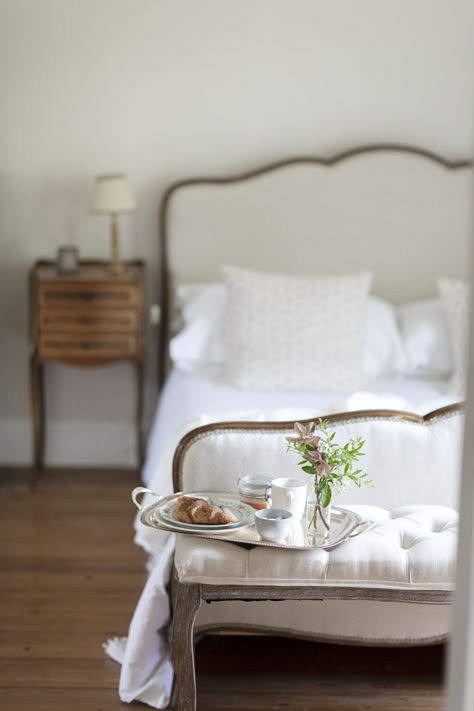 Country Bedroom Design, French Country Decorating Bedroom, Fine Antique Furniture, Fancy Breakfast, Shelf Stand, Home Design Magazines, French Country Bedrooms, French Country Living Room, Elegant Bedding