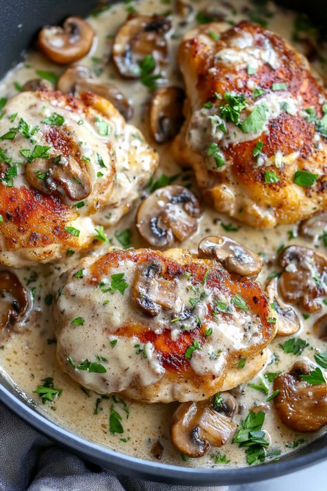 Chicken Pasta Cream Sauce, Chicken With Garlic Mushroom Sauce, Chicken Thigh Recipes With Mushrooms, Chicken Breast Meals Dinners, Sauce For Chicken Breast, Garlic Mushroom Chicken Thighs, Mushroom Chicken Recipes, Chicken Breast With Mushrooms, Chicken And Mushroom Recipes