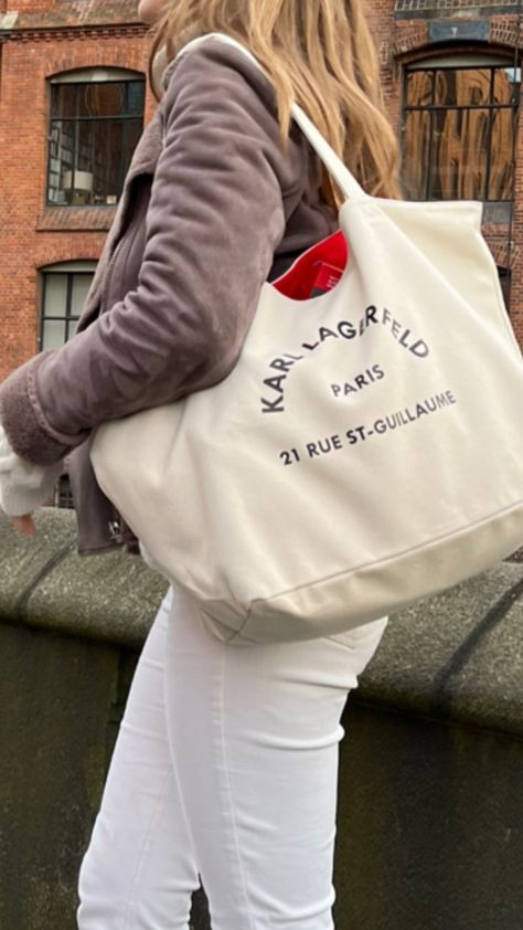 Karl Lagerfeld Bag Outfit, Karl Lagerfeld Bag, Tote Bag Outfit, Karl Lagerfeld Bags, Bags Aesthetic, Autumn Cozy, Bag Style, Printed Bags, White Bag