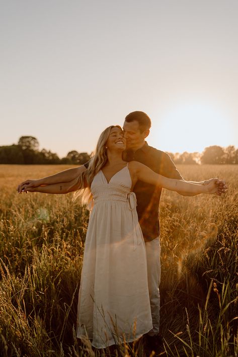 Golden Hour Field, Fall Photoshoot Ideas, Portret Feminin, Engagement Shoots Poses, Field Engagement Photos, Engagement Picture Outfits, Fall Engagement Pictures, Engagement Photography Poses, Cute Engagement Photos