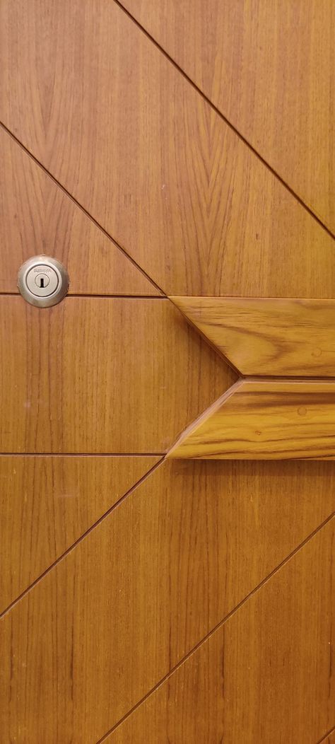 Veneer door handle detail with grooves and chamfered edges in combination with Inclined Groove pattern. Veneer Door Design With Groove, Groove Pattern On Door, Veneer Groove Pattern On Wall, Main Door Groove Design, Veneer Groove Pattern, Ceiling Groove Pattern, Groove Pattern, Centre Table Design, Ceilings Design