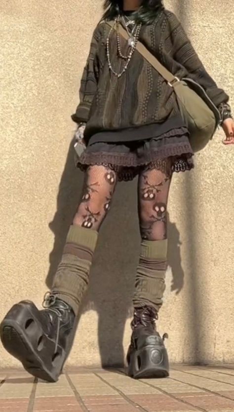 Juuling Aesthetic Grunge, Y2k Grunge Fashion Street Styles, Distressed Stockings Outfit, Stylish Grunge Outfits, Emo Fairy Outfits, Punk Rock Alt Outfits, Punk Fairy Outfit, Alternative Grunge Aesthetic, Fairy Grunge Outfit Fem