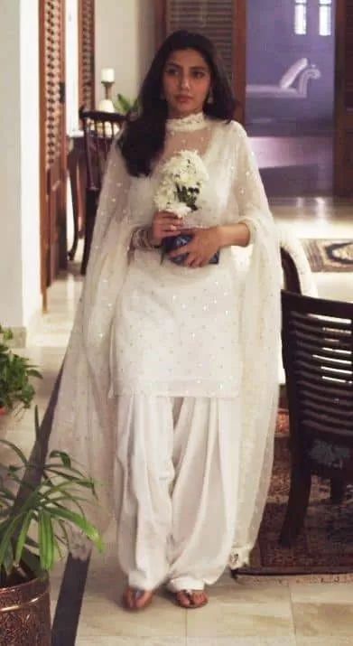 30 Ideas On How To Wear White Shalwar Kameez For Women Mahira Khan Dresses, Desi Dress, Outfits Indian, Kameez Designs, Pani Puri, Punjabi Outfits, Mahira Khan, Traditional Indian Dress, Casual Indian Fashion