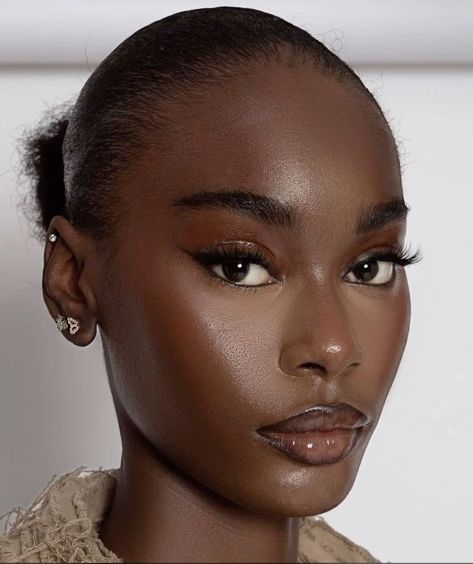 ᥫ᭡ on X: "— glam by taishamakeup. https://t.co/mGZq1KZMiM" / X Jia Song, How To Be Irresistible, Maquillage Yeux Cut Crease, Makeup For Black Skin, Brown Skin Makeup, Be Irresistible, Soft Glam Makeup, Dark Skin Beauty, Glamour Makeup