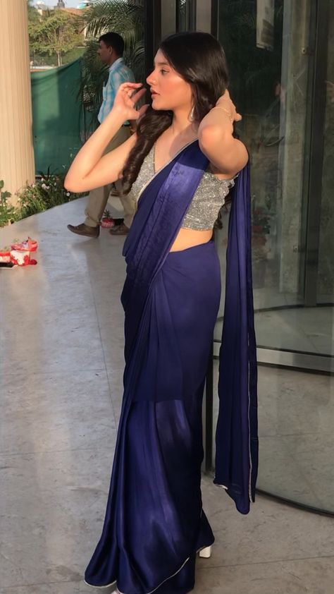 Navy Blue Saree For Farewell, Saree Day In College Look, Saare For Girls In Farewell, Plane Saree For Farewell, Traditional Day Saree For College, Farewell Saare Aesthetic, Dark Colour Saree For Farewell, Blouse With Blue Saree, Saree Styles For Farewell College