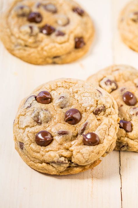 Mrs. Fields Chocolate Chip Cookies {Copycat} - Learn all the SECRETS to making the famous Mrs. Fields cookies at home!! The recipe is easy, spot-on, and they taste just like the real thing!! Mrs Fields Chocolate Chip Cookies, Mrs Fields Cookies, Mrs Fields, Perfect Chocolate Chip Cookies, Chocolate Chip Cookie Recipe, Chip Cookie Recipe, Best Chocolate Chip Cookie, Chocolate Chip Cookie, Best Chocolate