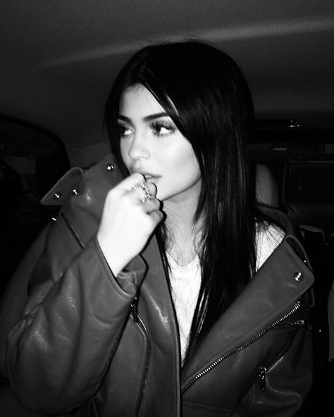 Kylie Jenner Black And White, Kylie Jenner Black, Different Shades Of Black, Black N White, Shades Of Black, Black Aesthetic, Kylie Jenner, White And Black, Mirror Selfie