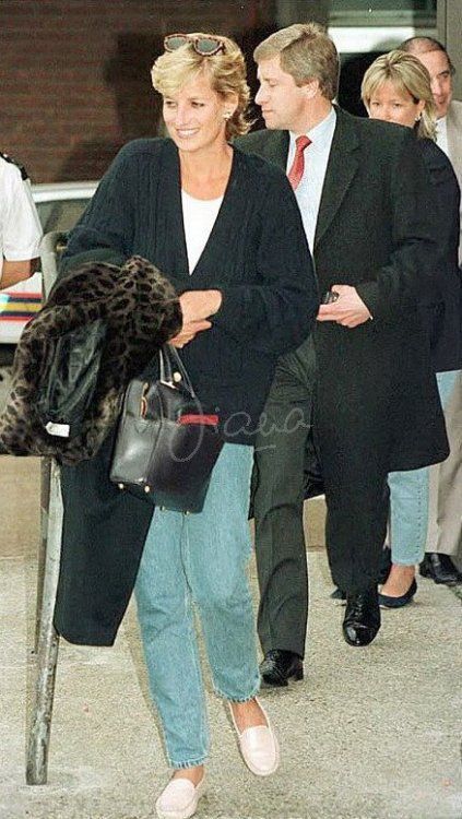 January 4, 1996: Princess Diana & friend Victoria Mendham at Heathrow Airport returning from Antigua, West Indies. Fall Airport Outfit, Celebrity Airport Style, Fall Travel Outfit, Princess Diana Fashion, Airport Outfits, Freddy Mercury, Twitter Artist, Diana Fashion, Princes Diana