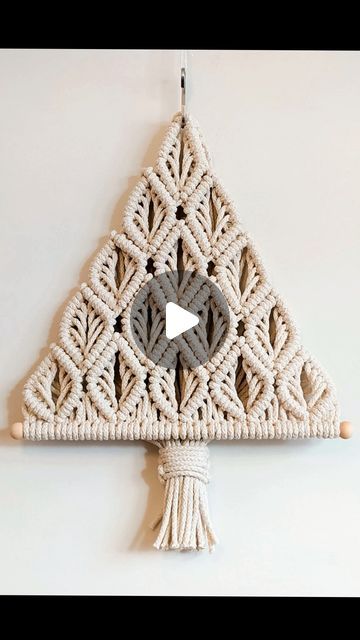 Macrame Patterns Christmas, Scrap Macrame Cord Projects, Diy Macrame Christmas Tree Tutorial, Macrame Christmas Wreath Tutorial, Macrame Tree Tutorial, Macrame Christmas Tree Diy, Macrame Christmas Tutorial, Macrame Christmas Tree Pattern, Christmas Macrame Diy