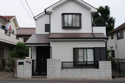 house Japanese Apartment Exterior, Bloxburg Japanese House, Japan House Exterior, Japanese House Exterior, Small Japanese House, Japan House Design, Japanese Homes, Muji Home, Japanese Apartment