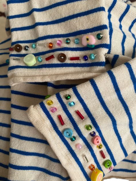 Sewing Beads On Clothes, Beaded Clothing Diy, Button Crafts To Sell, Handsewn Clothes, Diy Clothes Upcycle, Diy Hoodie Design, Diy Trendy Clothes, Hand Sewn Clothes, Clothes With Embroidery