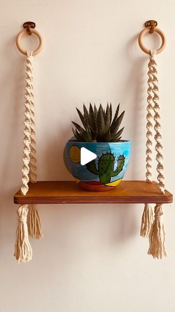 Macrame Corner Shelf Diy, Diy Macrame Shelf Hanger, Hanging Shelf For Plants, Makrame Shelf, Macrame Plant Shelf Diy, Macrame Shelf Hanger, Macrame Hanging Shelf Tutorial, Small Macrame Plant Hanger Tutorial, Diy Boho Shelf