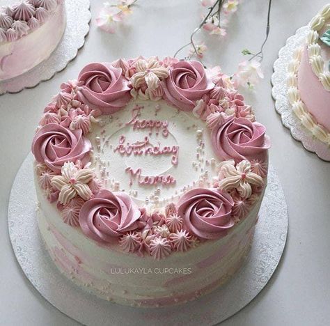 Valentine’s Day Cake Decorating, Cute Flower Cake Ideas, Mom Birthday Cake Ideas, Mom Birthday Party Ideas, Flower On Cake, Birthday Cake Ideas For Mom, Birthday Cake Mom, Birthday Cake Flowers, 60 Cake