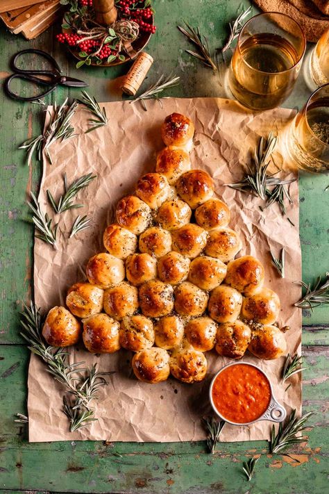 A festive, simple, and fun 20-minute appetizer! This Pull-Apart Cheesy Christmas Tree Bread features fresh-baked bread balls stuffed with melted cheese and topped with creamy garlic butter and parmesan cheese. Perfect for any gathering this holiday season! Homemade Pull Apart Bread, Cheesy Christmas Tree Bread, Bread Balls, Tree Bread, Christmas Tree Bread, Cheesy Pull Apart Bread, Mozzarella Cheese Sticks, Diy Hot Cocoa, Christmas Apps