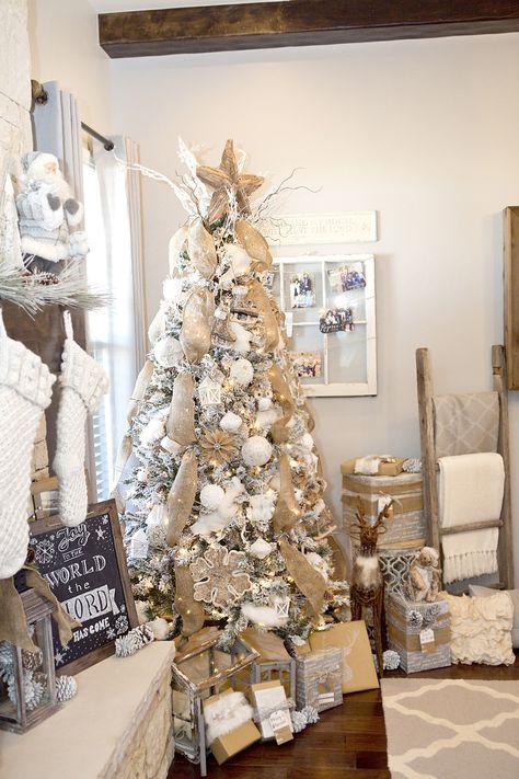 Natal Country, Farmhouse Christmas Tree, A White Christmas, White Christmas Trees, Burlap Christmas, Have Inspiration, White Christmas Decor, Rustic Christmas Tree, Farmhouse Christmas Decor