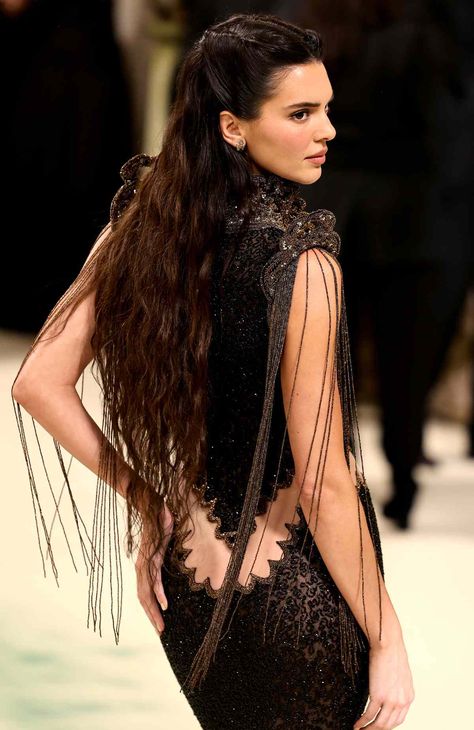 Alexander Mcqueen Designs, Kendall Jenner Met, Kendall Jenner Met Gala, Kendall Jenner Hair, Kendall Jenner Icons, Givenchy Dress, Kendall Jenner Outfits, Zoe Saldana, Gala Dresses