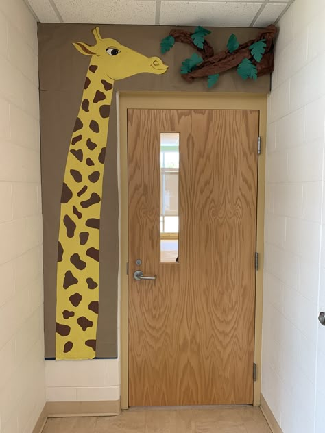 Safari classroom giraffe Zoology Classroom Decorations, Safari Reading Corner, Giraffe Door Decoration, Safari Themed Classroom Ideas, Diy Jungle Animals Decorations, Africa Themed Classroom, Jungle Theme Classroom Bulletin Boards, Monkey Classroom Door, Diy Jungle Theme Decorations Classroom