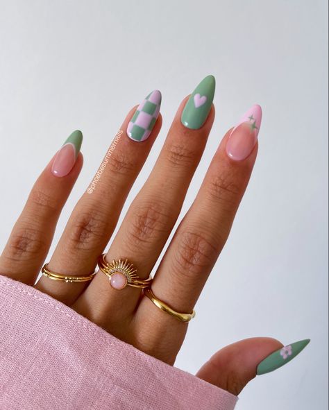 Classy Simple Nail Designs, Autumn Oval Nails, Modern Spring Nails, Nail Art On Green Nails, Unique Colorful Nails, Nail Ideas Short Oval, Orange Almond Nails Summer, End Of School Nails, Fall Checkered Nails