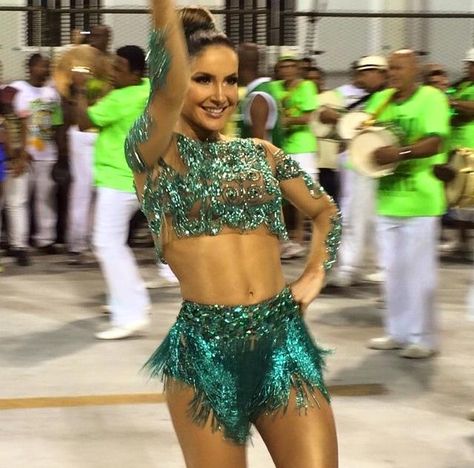 Claudia Leitte, Brazilian singer / Credit: https://www.facebook.com/ClaudiaLeitte?fref=ts #riodejaneirocarnival #carnaval #claudialeitte Stephen Yearick Wedding Dresses, Salsa Costume, Carnaval Outfit, Cute Dance Costumes, Carnival Fashion, Carnaval Costume, Samba Costume, Dance Costumes Lyrical, Latin Dance Costume