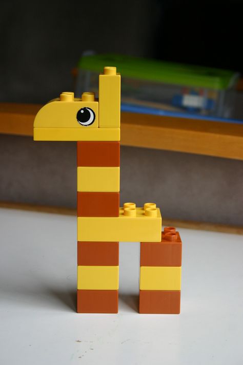 Duplo Block Giraffe Lego Blocks Printable, Lego Duplo Animals, Duplo Ideas, Lego Therapy, Lego Hacks, Lego Basic, Lego Baby, Easy Lego Creations, Lego Challenge