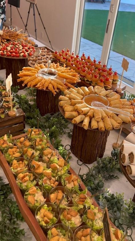 Catering Finger Food, Finger Food Buffet Ideas, Food Displays For Parties Buffet Tables, Wedding Finger Food, Engagement Party Food Ideas, Creative Fruit Tray Ideas, Finger Food Buffet, Moulan Rouge, Wedding Buffet Table Decor