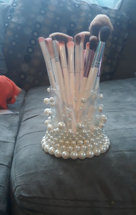 Pearl Makeup Brush Holder, Diy Hair Brush Holder, Diy Makeup Holder, Makeup Brush Holder Ideas, Makeup Holder Diy, Brush Holder Ideas, Brush Holder Diy, Diy Lipstick Holder, New Year Card Ideas