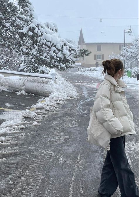 white jacket winter aesthetic White Puffer Jacket Outfit, Cold Weather Outfits Winter, White Puffer Jacket, Puffer Jacket Outfit, Cold Girl, Winter Outfits Aesthetic, White Puffer, Winter Inspo, Snow Outfit