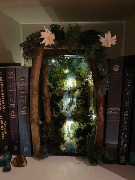 Fairy Core Bookshelf, Fairycore Bookshelf, Enchanted Forest Library Theme, Book Nook Craft, Booknook Aesthetic, Enchanted Forest Crafts, Diy Booknooks, Fantasy Bookshelves, Book Nook Ideas Diy