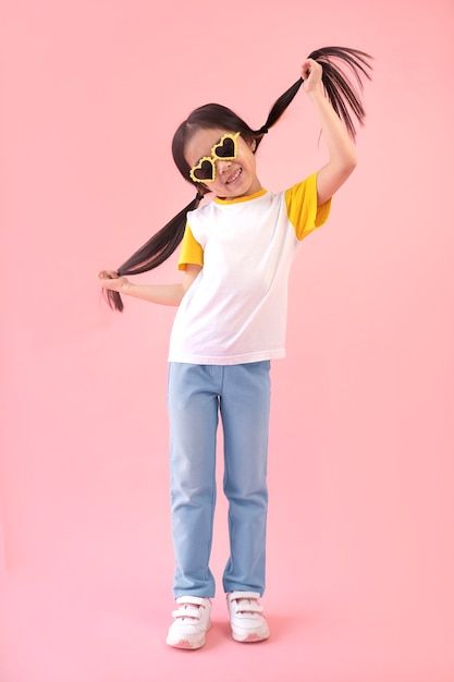 Child Fashion, Kids Studio Photoshoot Ideas, Kids Model Shoot, Child Reference Photo, Girl Kid, Kids Clothing Photoshoot, Kid Photoshoot Poses, Children Poses, Kid Poses For Photoshoot