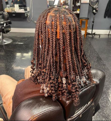 Knotless Braid With Beads, Knotless Braids With Beads Hairstyles, Braid With Beads, School Manifestation, Braids With Beads Hairstyles, Knotless Braids With Beads, Curled Box Braids, Beads Hairstyles, Knotless Braid