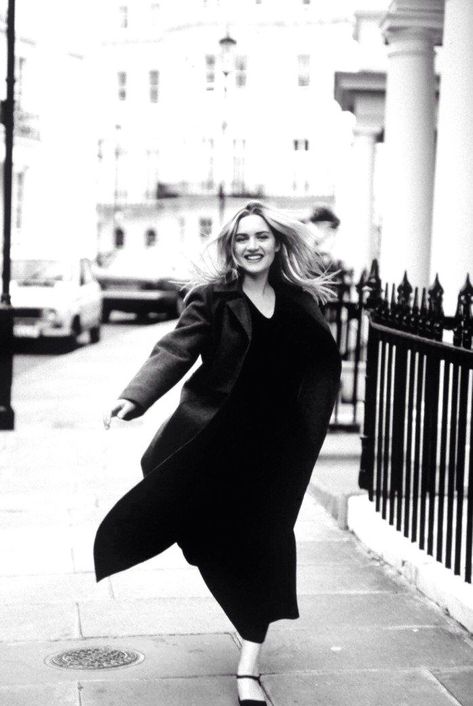 Kate Winslet, 1999 Kate Winslet 90s, Kate Winslate, Leo And Kate, Peter Lindbergh, Black And White Photograph, English Actresses, Kate Winslet, Black White Photos, How To Pose