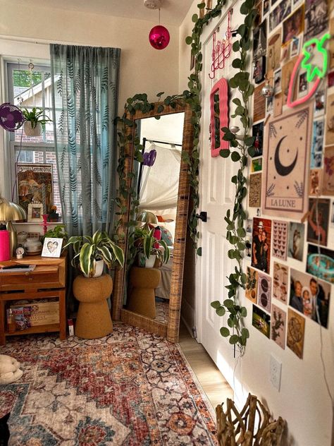 Bedroom Rugs Bohemian, Plant Earthy Bedroom, Maximalism Apartment Aesthetic, Plants On Mirror, Maximalist Decor Vintage Bedroom, Rugs In Bedroom Bohemian, Maximalist Bedroom Apartment, Boho Room Vibes, Bohemian Bedroom Rug