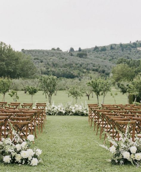 This is how we would like to place the large flower arrangements at the beginnjng of the aisle Outdoor Ceremony Aisle, Wedding Aisle Decorations Outdoor, Ceremony Flowers Aisle, Wedding Walkway, Ceremony Decorations Outdoor, Wedding Aisle Outdoor, Setup Inspiration, Wedding Isles, Large Flower Arrangements