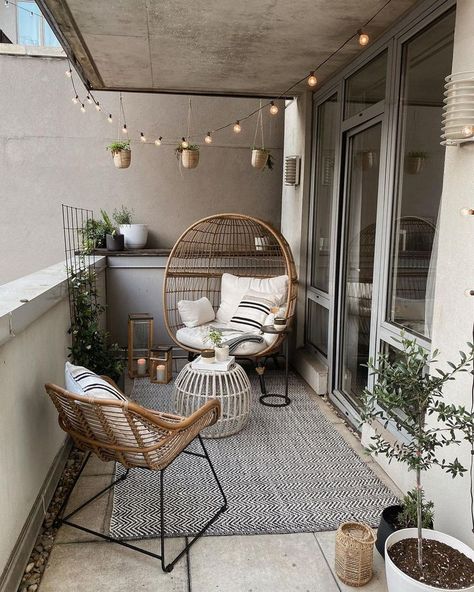 Balcon Mic, Small Apartment Balcony Ideas, Small Patio Decor, Balkon Decor, Aesthetic Apartment, Small Balcony Design, Apartment Living Room Design, Balcony Ideas Apartment, Apartment Patio