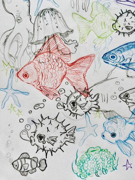 Cool Art Backgrounds Inspiration, Pen Sketch Reference, Knitted Texture Drawing, Funky Sketch Ideas, Fish Bowl Doodle, Aquarium Sketch Art, Different Fish Drawing, Sketches In Notebook, Simple Fish Design