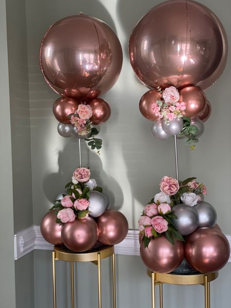 Rose Gold Silver And White Party, Gold And Rose Gold Centerpieces, Balloons Centerpieces Birthday, Rose Gold Quinceanera Centerpiece Ideas, Rose Gold Balloon Decor, Silver Party Centerpieces, Balloons And Flowers Centerpiece, Balloon And Floral Centerpieces, Diy Rose Gold Centerpieces