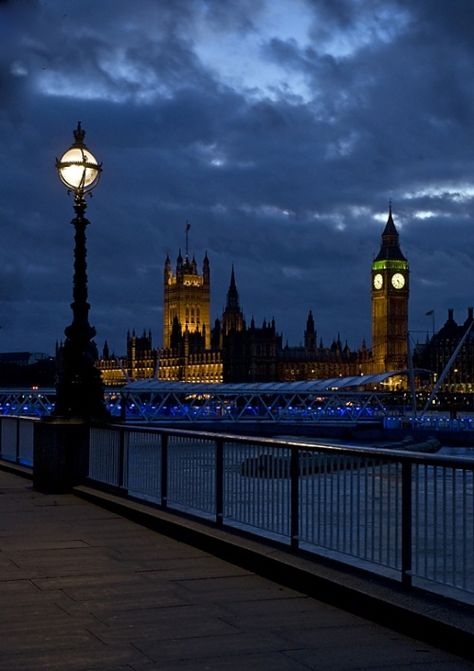 Westminster at night,London ..... so beautiful Pictures Of England, London Autumn, London Wallpaper, Big Ben Clock, London Vibes, London Dreams, Beautiful London, London Night, London Aesthetic