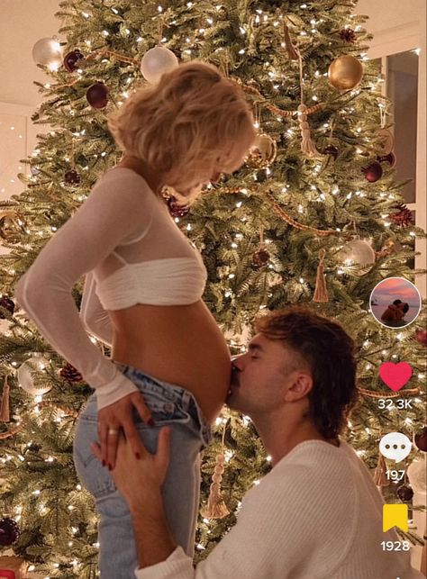 Maternity Christmas Pictures, Christmas Pregnancy Photos, Pregnancy Announcement Pictures, Baby Bump Pictures, Baby Announcement Photoshoot, Cute Pregnancy Pictures, Maternity Photography Poses Pregnancy Pics, Couple Pregnancy Photoshoot, Baby Announcement Pictures