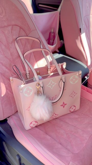 Cute Louis Vuitton Bags, Cute Makeup Stuff, Girly Bags Handbags, Pink Lv Bag, Pack My Bag With Me, Pink Louis Vuitton Bag, Pink Designer Bags, Pack My Bag, Festival Bags