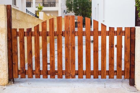 Wooden gate design, outdoor day light. g... | Premium Photo #Freepik #photo #old-door #vintage-door #entrance-gate #old-house Wood Gate Diy, Wooden Gate Design, Wooden Gate Door, Wooden Gate Designs, Wood Gates Driveway, Wooden Fence Gate, Wood Fence Gates, Wooden Gates Driveway, Ranch Gates