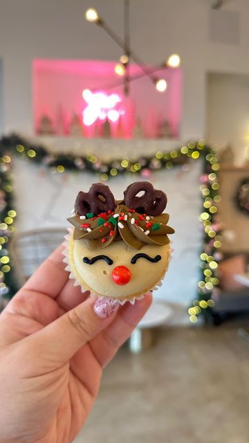 Christmas Cupcake Flavors, Rudolph Cupcakes, Hot Cocoa Cupcakes, Reindeer Cupcakes, Christmas Treats Boxes, Decorator Frosting, Cupcake Flavors, Christmas Treat, Easy Baking Recipes Desserts