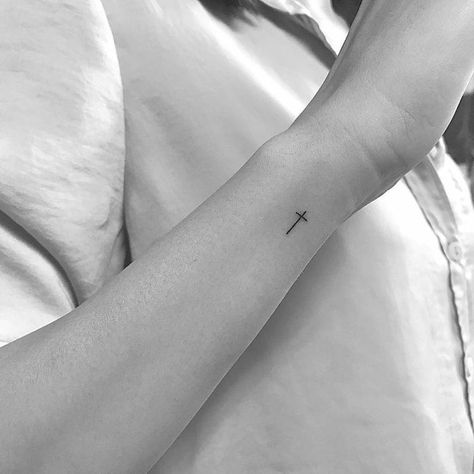 Little Cross Tattoos, Christian Cross Tattoos, Infected Tattoo, Cross Tattoo On Wrist, Small Cross Tattoos, Tattoo Cross, Small Cross Tattoo, Biblical Tattoos, Tattoo Finger