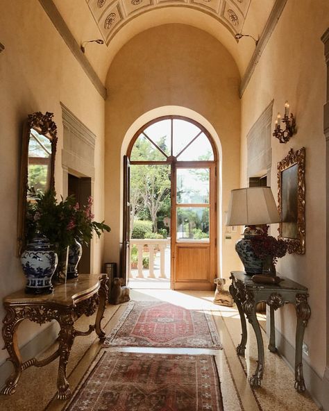 Bellisimo ✨ Italian House Interior, Villa Mangiacane, Old Italian House, Italian Villa Interior, Old Money House, Fashion Me Now, Italy House, Lucy Williams, Italian House