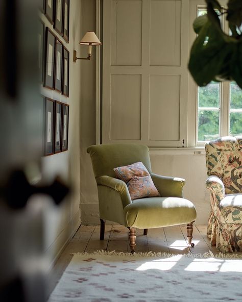 Green bedroom reading nook Green Bedroom Ideas, Olive Velvet, Wren Kitchen, Bedroom Tips, Bright Rooms, Green Bedroom, English Reading, Reading Chair, Blue Color Schemes