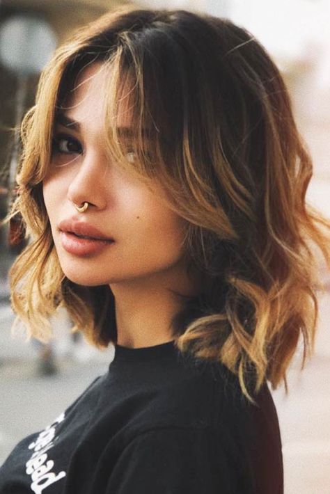 short hair curled cuttain bangs long bangs ombre brunette to blonde Curtain Bangs And Layers, Bangs And Layers, Medium Layered Haircuts, Medium Layered Hair, Medium Length Hair With Layers, Wavy Haircuts, Shoulder Length Hair Cuts, Short Wavy Hair, Penteado Cabelo Curto