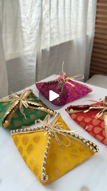 Rupees Decoration Ideas, Indian Handmade Crafts, Wedding Boxes Ideas, How To Pack A Purse For Gift, Dupatta Packing Ideas, Diy Shagun Envelopes, Wedding Gift Envelope Ideas, Packing Box Ideas, Wedding Gift Wrapping Ideas Indian